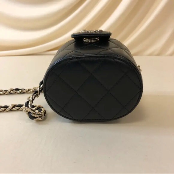 NFS Authentic Pre-owned CHANEL Lambskin Crossbody - Picture 4 of 12
